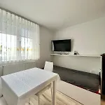 Z&r Apartman *